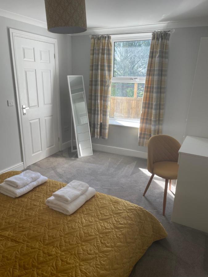 Immaculate One Bedroom Home With Private Parking 스완지 외부 사진